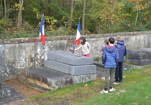 Fleurissement des tombes des anciens combattants
