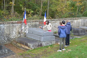 Fleurissement des tombes des anciens combattants