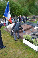 Pose d'une plaque en honneur d'un ancien porte drapeau