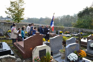 Pose d'une plaque en honneur d'un ancien combattant